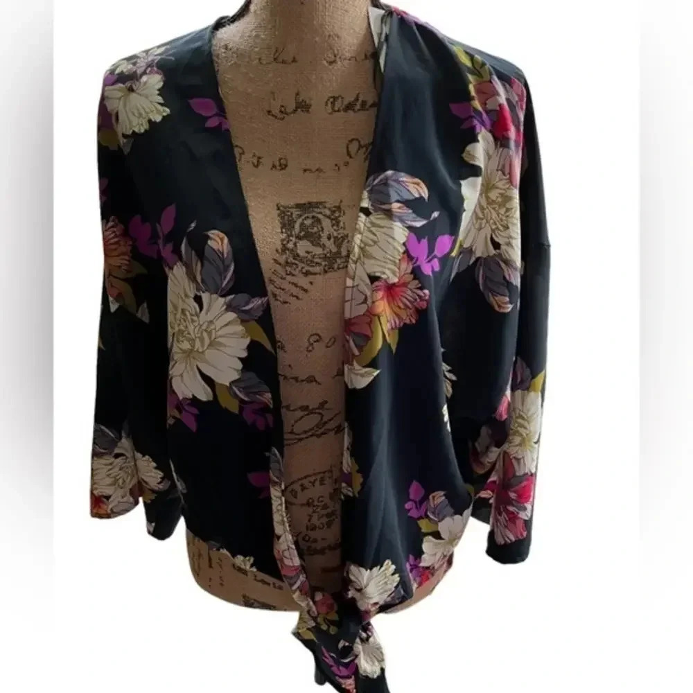 Forever 21 Black Floral‎ Tie Front Top NWT